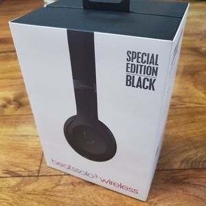 LIKE NEW Beats Solo 3 Wireless Headphones (Black)